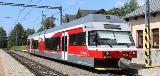 Adhezní jednotka TEŽ 425 958-6 Kriváň po prodělané generální opravě zachycená ve stanici Tatranská Polianka. | 19.7.2023