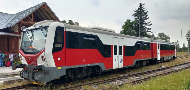 Slovenská obdoba českých Regionov modernizovaná v ŽOS Zvolen nese řadové označení 813.11. V Tatranské Lomnici stojí jednotka složená z řídícího a motorového vozu 913 113-7+813 113-2, která sveze své cestující přes Studený potok až do Popradu. No a my se, doufáme, do Vysokých Tater podíváme zase v roce 2024. | 17.7.2023