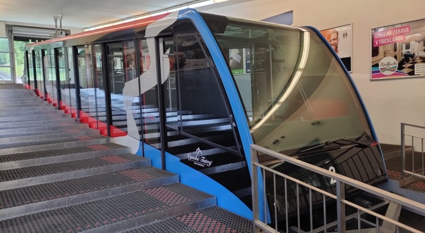 Vůz číslo 2 pozemní lanové dráhy Starý Smokovec - Hrebienok zachycený v dolní stanici Starý Smokovec. | 18.7.2023