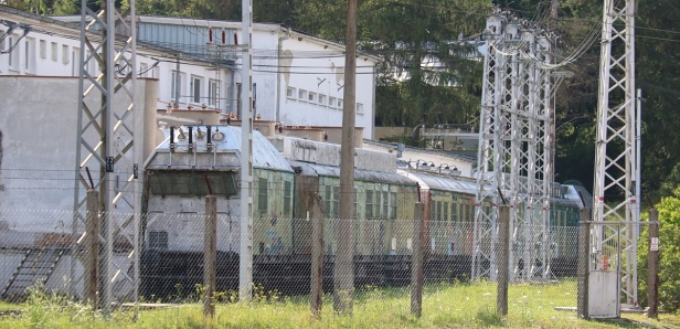 Součástí areálu stanice Štrba je, kromě traťového zázemí také areál měnírny pro napájení zdejších tratí. DO areálu je zaústěna vlečka, na níž jsou odstaveny vozy pojízdné měnírny. Jedná se o speciálně konstruované čtyřnápravové vozy, na který se montoval transformátor a rtuťové usměrňovače o výkonu 2 500 kW s napětím 1 650 V. Touto cestou bylo získáváno potřebné napětí pro napájení elektrické sítě ČSD z dálkového vedení 35 kV. Vyzbrojený vůz dosahoval hmotnosti až 60t. Finálním dodavatelem vozů z Vagonky Studénka bylo ČKD Praha. | 19.7.2023