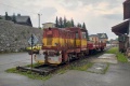 Na konci kusé koleje stojí všem přístupná motorová lokomotiva T212.0609 vyrobená společností Turčianske strojárne Martin. Doplňkové plakátky žádají okolojdoucí, aby lokomotivu nepoškozovali, neboť je určena na opravu. | 19.7.2023