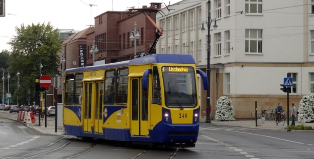 U zastávky Plac Teatralny zachycen modernizovaný Konstal 805NaND ev.č. 248. | 25.7.2014