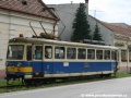 Motorový vůz 411 903-8 míří podél obytné zástavby do Trenčianských Teplic. | 20.8.2008