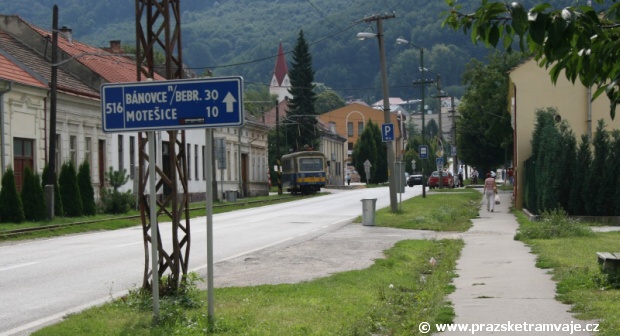 Silniční ukazatel jasně sděluje, že do Bánovců nad Bebravou je pro nátierku cesta dlouhá ještě dalších 50. kilometrů, električka TREŽ 411 903-8 oproti tomu ukrajuje k cíli své cesty v Trenčianských Teplicích již jen poslední stovky metrů jízdy podél toku říčky Tepličky. | 20.8.2008