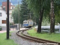 Jak ladně odpočívající had se centrem Trenčianských Teplic vine trať TREŽky s motorovým vozem 411 903-8. | 20.8.2008