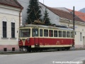 Motorový vůz 411 901-2 projíždí traťovým úsekem v závěrečné části tratě v Trenčianských Teplicích, kde její trasování připomíná provoz městských tramvají. | 15.3.2009