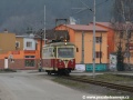 Motorový vůz 411 901-2 se zapnutým výstražným majákem překonal bez úhony rušnou úrovňovou křižovatku a míří k zastávce Trenčianská Teplá, obec{15.3.2009