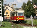 Motorový vůz 411 903-8 opatřený historizující podobou laku vyjíždí z nástupní zastávky Trenčianská Teplá do Trenčianských Teplic. | 11.8.2010