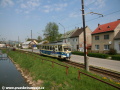 Motorový vůz 411 901-2 projíždí Trenčianskou Teplou podél říčky Tepličky. | 24.4.2011