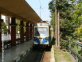 V prostoru monumentální zastávky Trenčianské Teplice vyčkává motorový vůz 411 902-0 na své cestující. | 24.4.2011