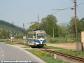 Motorový vůz 411 901-2 opatřený celovozovou reklamou míjí zrušenou výhybnu Kaňová. | 24.4.2011