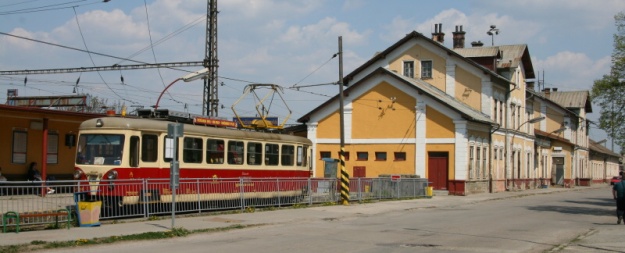 Celkový pohled na přestupní terminál mezi velkou a malou železnicí a autobusy v Trenčianské Teplé. | 24.4.2011