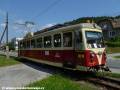 Motorový vůz 411 902-0 projíždí obcí Trenčianská Teplá. | 10.7.2011