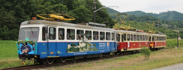 Trojice elektrických vozů »TREŽ« ve složení 411.901-2+411.902-0+411.903-8, míří k zastávce Kaňová. | 27.6.2015