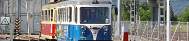 Z depa TRenčianské Elektrické Železnice v Trenčianské Teplé vyjíždí do nástupní stanice souprava spřažených motorových vozů s obnoveným původním označením EMU 46 1003+EMU 46 1001. | 2.8.2020