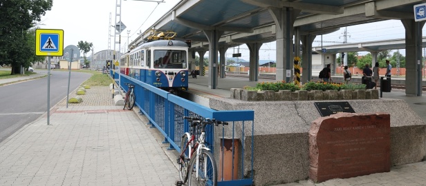 Souprava spřažených motorových vozů EMU 46 1001+EMU 46 1003 u nástupiště v Trenčianské Teplé. Na betonovém bloku zarážedla je umístěna pamětní deska k výročí dráhy. | 17.7.2021