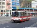 Konečně tedy první trolejbus. Vůz ev.č.523 typu Škoda 15Tr02/6 zachycený na Mírovém náměstí jedoucí na lince 57 pochází z první dodávky „kloubáků“ v roce 1989... | 4.4.2014