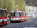 V zastávce Mírové náměstí stanicuje trolejbus Škoda 15Tr02/6 ev.č.517 z roku 1989. | 4.4.2014