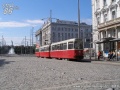 Typická vídeňská tramvajová souprava s vlečným vozem ev.č.1434 na náměstí Schwarzenbergplatz (Mitte). | 8.7.2007