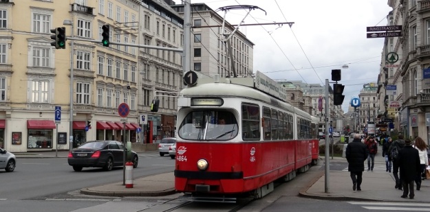 Kloubový vůz typu „E“ s vlečným vozem na lince 1 zahajuje naši návštěvu rakouské Vídně.  | 17.12.2011