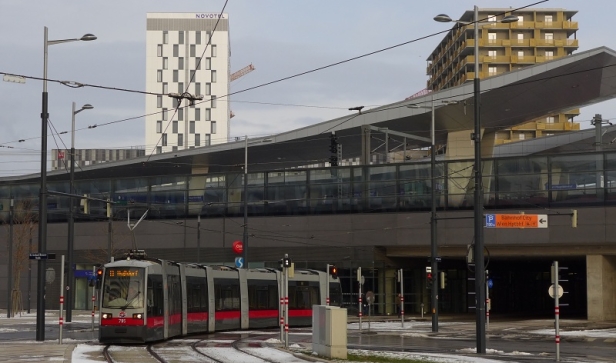 Vůz ULF #795 přijíždí do smyčky Alfred-Adler Strasse nedaleko hlavního nádraží. V budoucnu má tato trať pokračovat dále novou výstavbou a spojit se s tratí linky 6. | 4.1.2019