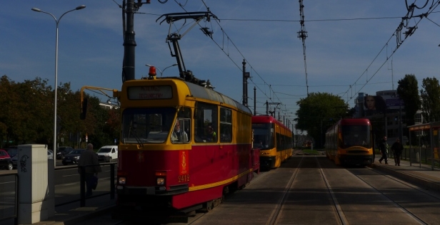Pracovní vůz vozovny Mokotów #2412 vyčkává na světla na křižovatce Woronicza. | 29.9.2017