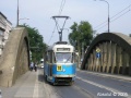 Wroclaw je městem se spoustou tramvajových mostů. Zde je zachycen vůz ev.č.2023 na mostě poblíž konečné stanice Kromera. Pozornému pozorovateli neunikne žalostný stav svršku na tomto mostě. | 17.8.2005