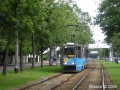 Obdivuhodné geometrické vedení trati poblíž Wroclawské zoologické zahrady. Přijíždí k nám souprava 2388+2387 na lince ev.č.2 a jede docela rychle. | 17.8.2005