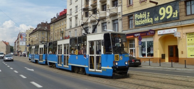 Souprava vozů Konstal 105Na ev.č.2552+2553 na lince 15 míří k zastávce Dworzec Główny PKP. | 20.7.2011
