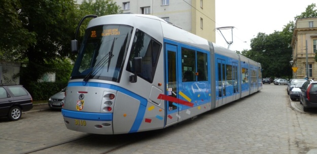 Obousměrný vůz Škoda 19T ev.č.3110 na lince 33PLUS obrací na vratném trojúhelníku Wierzbowa. | 20.7.2011