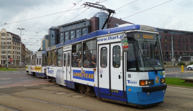 Křižovatkou u zastávky Galeria Dominikańska projíždí souprava vozů Konstal 105NWr ev.č.2344+2343 na lince 4. | 20.7.2011