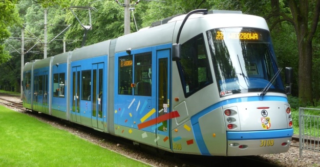 Vůz Škoda 19T ev.č.3108 na lince 33PLUS před zastávkou Stadion Olimpijski, řidička po výjezdu ze smyčky na hlavní trať zamířila na chemické WC, umístěné před zastávkou, čímž zablokovala provoz na trati do centra na pár minut. | 20.7.2011