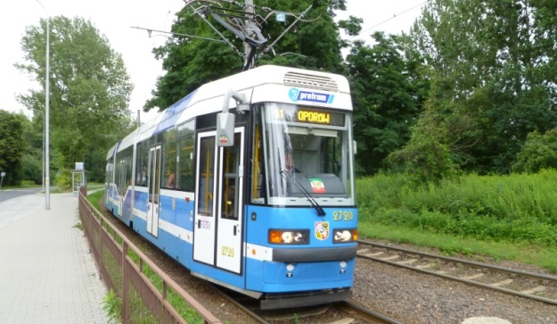 K zastávce Gęsia se blíží vůz Protram 205WrAs ev.č.2720 z roku 2011 vyoravený na linku 1. | 20.7.2011