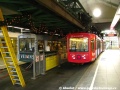 Míjení jednotek č.2 a č.25 ve stanici Wuppertal Hauptbahnhof. Je sice konec listopadu a do Vánoc zbývají dva měsíce, ale na celé trase Schwebebahn již byla instalována vánoční výzdoba | 22.11.2009