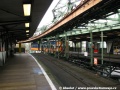 Snímek ze stanice Oberbarmen ukazuje větší osovou vzdálenost kolejí ve stanici. Smyčkové obratiště však není přímo ve stanici, ale až v samostatném objektu za stanicí, kde je rovněž umožněn odstav několika souprav | 22.11.2009
