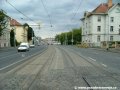 S rozšířenou osovou vzdáleností začíná tramvajová trať za křižovatkou Hradčanská v táhlém levém oblouku
