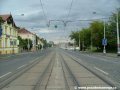 Tramvajová trať pokračuje přímým úsekem ve středu ulice Milady Horákové