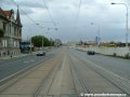 Bezprostředně za křižovatkou Špejchar je patrné, že i zde musela být zvětšena osová vzdálenost protisměrných kolejí pro bezpečnou možnost míjení se protijedoucích tramvají v obloucích