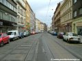 Tramvajová trať klesající ulicí Milady Horákové v táhlém pravém oblouku k zastávkám Kamenická zabírá celou šíři vozovky s ohledem na zde parkující automobily.