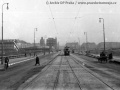 Na fotografii z Letenské pláně je názorně vidět využití bezžlábkových kolejnic NP5 a v místě zadlážděného přejezdu pro silniční vozidla pak žlábkových kolejnic NP3 | 1938