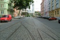 Tramvajová trať v Minské ulici překonává levou kolejovou spojku.