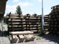 Vytěžená kolejová pole od Belárie jsou v mezideponii u smyčky Nádraží Braník rozebírána. | 16.7.2011