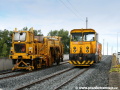 Motorová lokomotiva 797.812-5 spřažená se štěrkovacím vozíkem DP Mostu a Litvínova v akci na modřanské trati ve společnosti s podbíječkou. | 7.9.2011