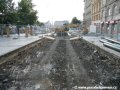 V ulici Na Moráni dochází k vybourání podkladních vrstev pod původními velkoplošnými BKV panely, aby zde mohla být zřízena klasická konstrukce kolejnic na příčných pražcích. | 13.8.2007