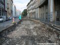 V ulici Na Moráni dochází k vybourání podkladních vrstev pod původními velkoplošnými BKV panely, aby zde mohla být zřízena klasická konstrukce kolejnic na příčných pražcích. | 13.8.2007