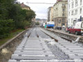 Pokračující pokládka klasické kolejové konstrukce z kolejnic na železobetonových pražcích uložených ve štěrkovém loži v ulici Na Moráni. | 7.9.2007