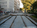 V ulici Na Moráni jsou již položeny obě traťové koleje a jsou připravené na směrové a výškové vyrovnání. | 12.9.2007