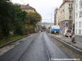 Na rekonstruované tramvajové trati v ulici Na Moráni dochází k pokládce závěrečné vrstvy vozovky, aby byl po kolejích umožněn provoz autobusové linky 176. | 28.9.2007