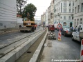 V ulici Na Moráni dochází k závěrečným dokončovacím pracím, pokládce litého asfaltu v prostoru mezi krajní kolejnicí tramvajové tratě a obrubníky. | 3.10.2007