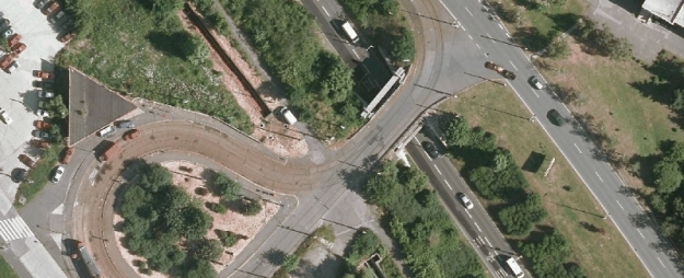 Na leteckém snímku vidíme most u smyčky Ústřední dílny Dopravního podniku.